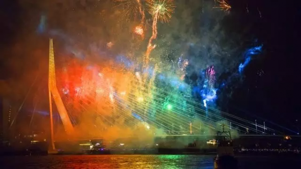想去鹿特丹看新年烟火？今年有免费公共交通可以乘坐！