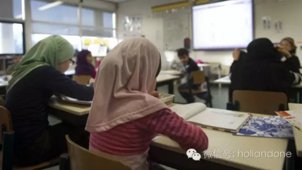 第三代外侨学习**也低于本地人，中国人除外！