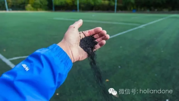 荷兰家长震惊了：大部分球场人造草皮橡胶颗粒含致癌物质