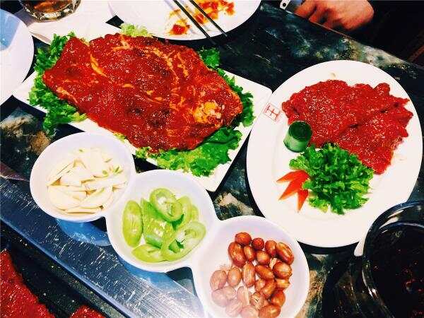 一整块肋排和品质超好的嫩牛肉 一整块肋排和品质超好的嫩牛肉