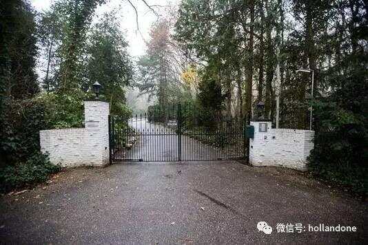 荷兰警方扣押与遇刺罪案记者同行的英国男子