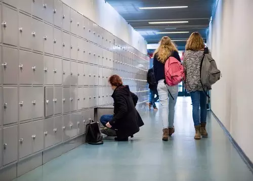 荷兰学生说学校压力大，需要得到更多关注