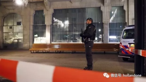 今晚，海牙的荷兰国会大厦门前有情况