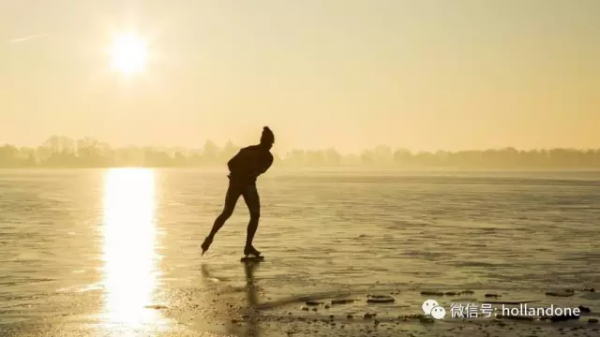 尽管多人跌落水中，但是，荷兰人滑冰的兴致不可阻挡