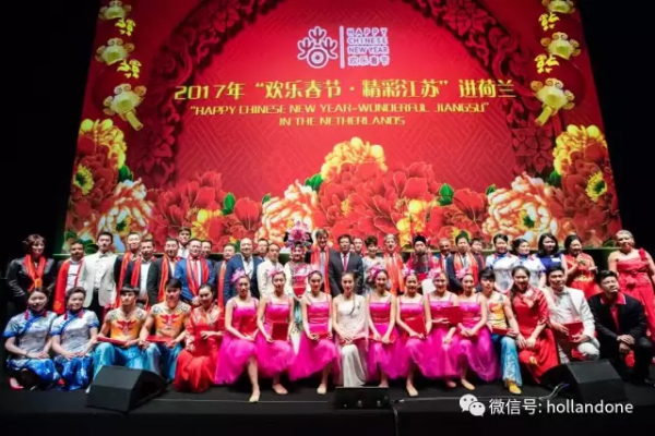 中荷关系史上最好时期：中荷官员及家属同台，身穿旗袍...