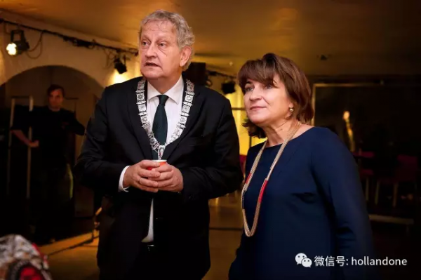 这个荷兰市长，为何如此被民众爱戴？