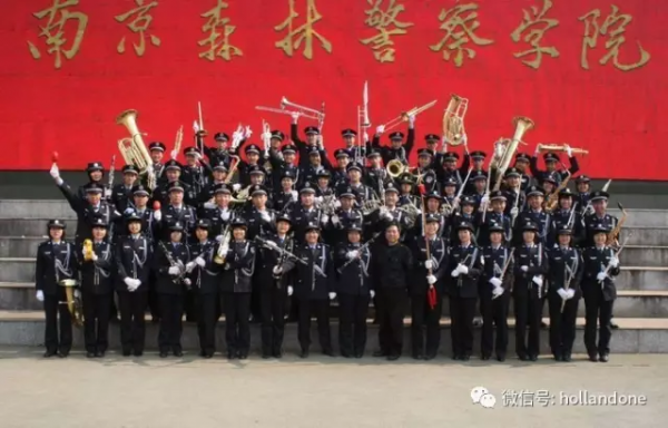中国南京森林警察学院管乐团来荷演出