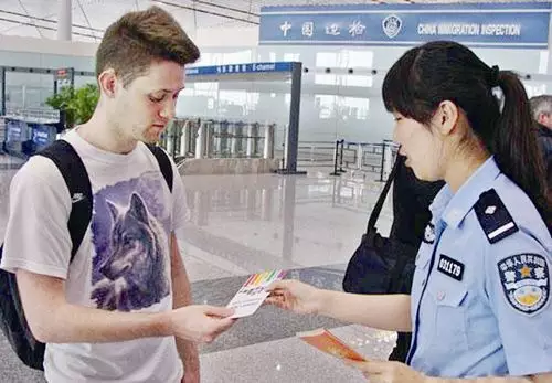 中国绿卡年内全面开放，回国更容易！华人探亲直接5年签！