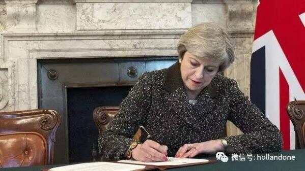 英国首相签署历史性文件，迈出正式脱欧第一步