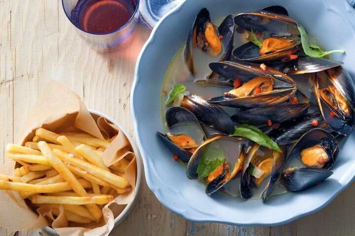 basil-and-chilli-mussels-with-fries-69867-1.jpeg