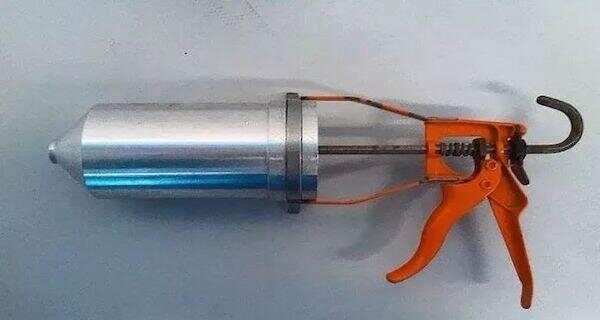 荷兰妇科医生冒充整形师，手术工具竟然DIY？
