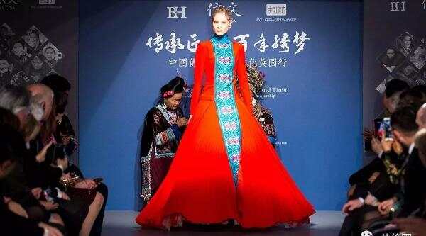 中国绣娘惊艳Burberry董事长！大山里走出的时尚征服了伦敦！