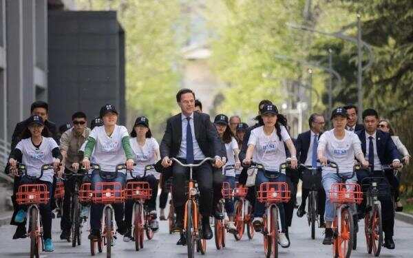 吕特去北外骑车，瓦大校长去种树…访华团最后一天的行程