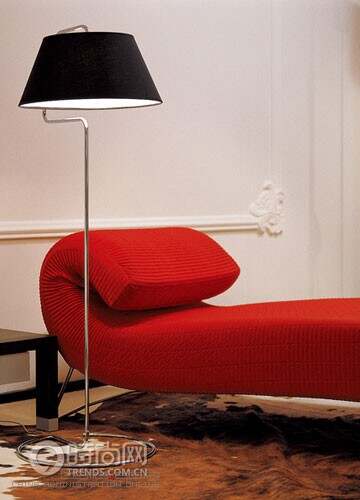 灯具的风格最好与沙发或休闲椅风格相近，才能合力营造出整体氛围。