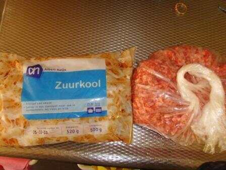 AH 买到的东北酸菜 口感很东北 很地道 肉馅是半个kilo 猪肉馅