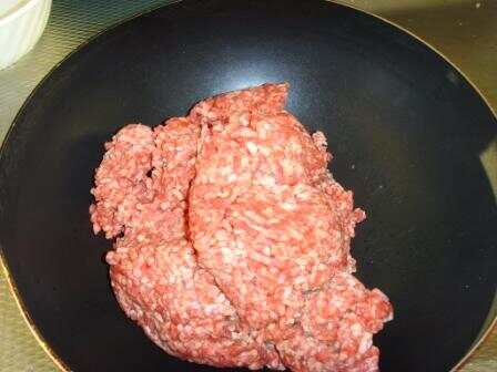肉馅放进容器