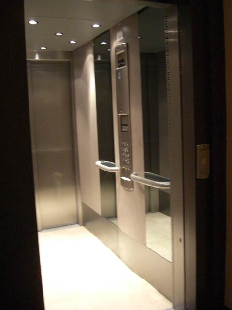 本楼内大电梯2，电梯控制键旁边前后都是镜子.JPG
