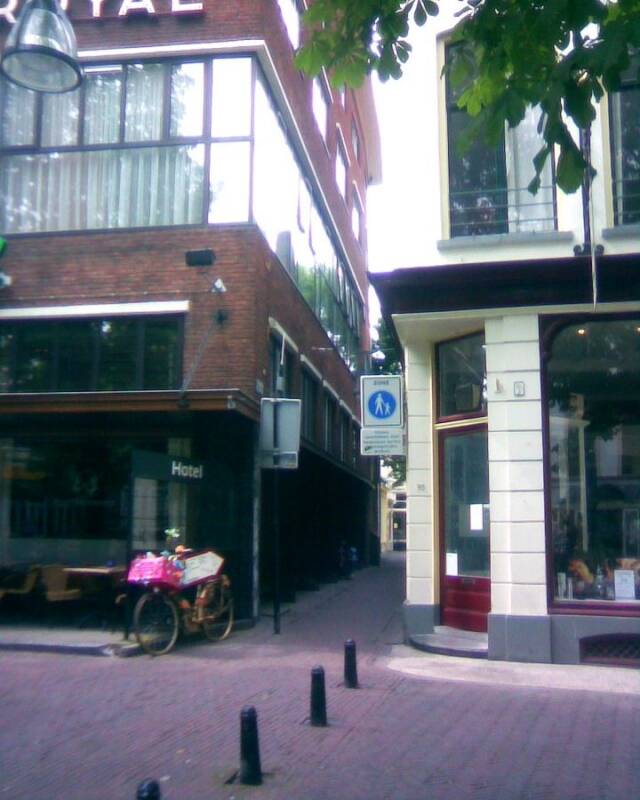 市中心的小巷，右边是一个卖Doner的店铺
