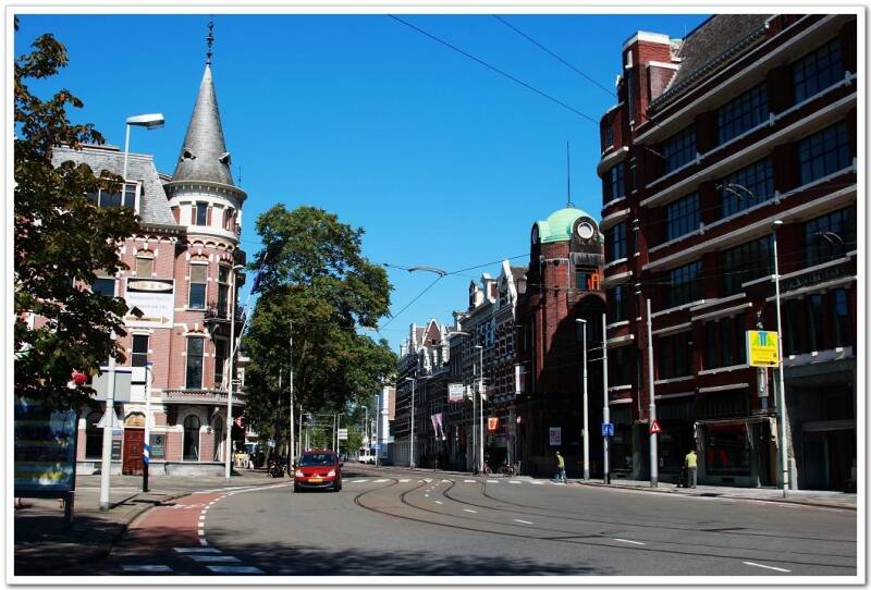靠近河边的街景，其实鹿特丹现代建筑物更多吧。