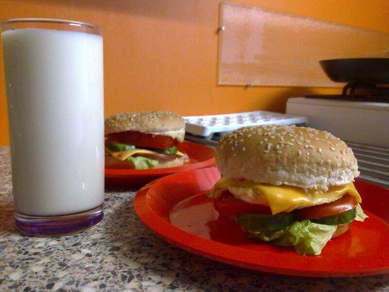 吉士蛋堡+牛奶