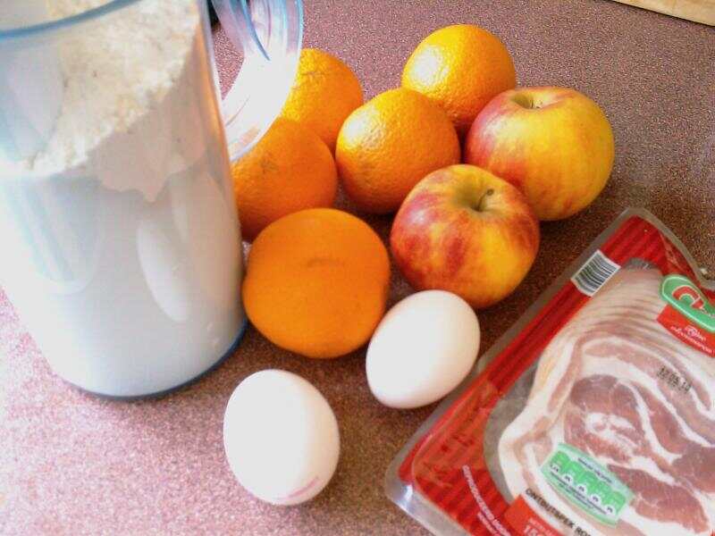准备就是这些了，一般牛奶：面粉＝2:1，然后加一点糖，两个鸡蛋，苹果配肉桂粉 ...