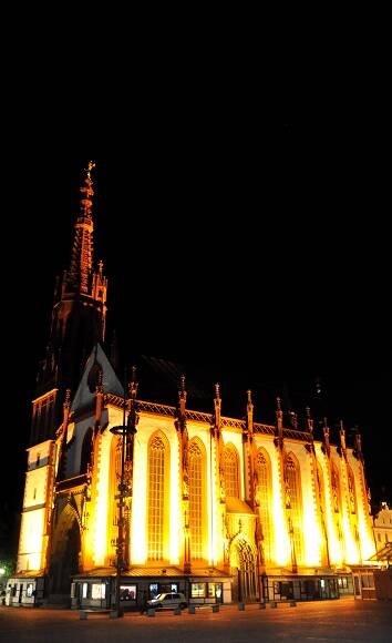 维尔茨堡的教堂夜景