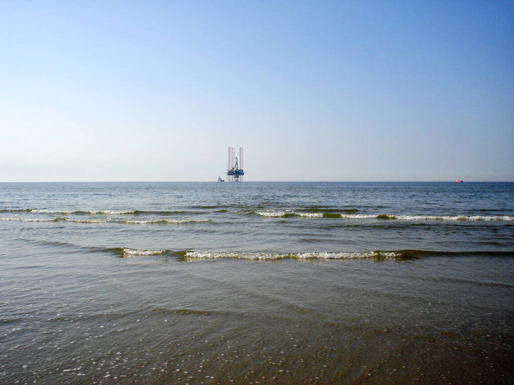 徒步渡海：北海外海，远处是北海油田.jpg