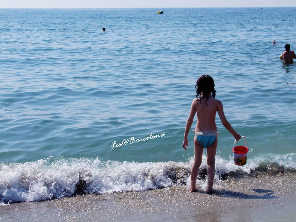 Barcelonabeach--girl1-LOGO.jpg