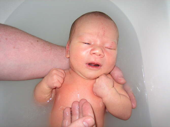 爸爸第一次给我洗澡，真舒服！！！  09-09-10