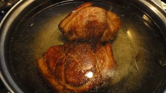 水开后,把炸好的肉放进去煮,煮到猪皮全皱起来