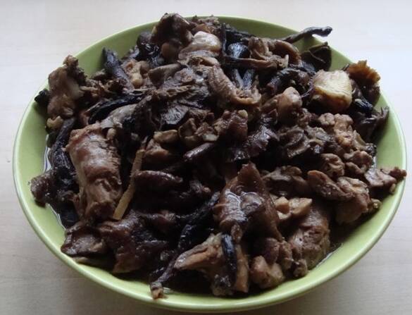 用的是东北大兴安岭的野生干蘑菇，所以看起来黑黑的，在我的老家，过年必吃的一道菜 ... ...