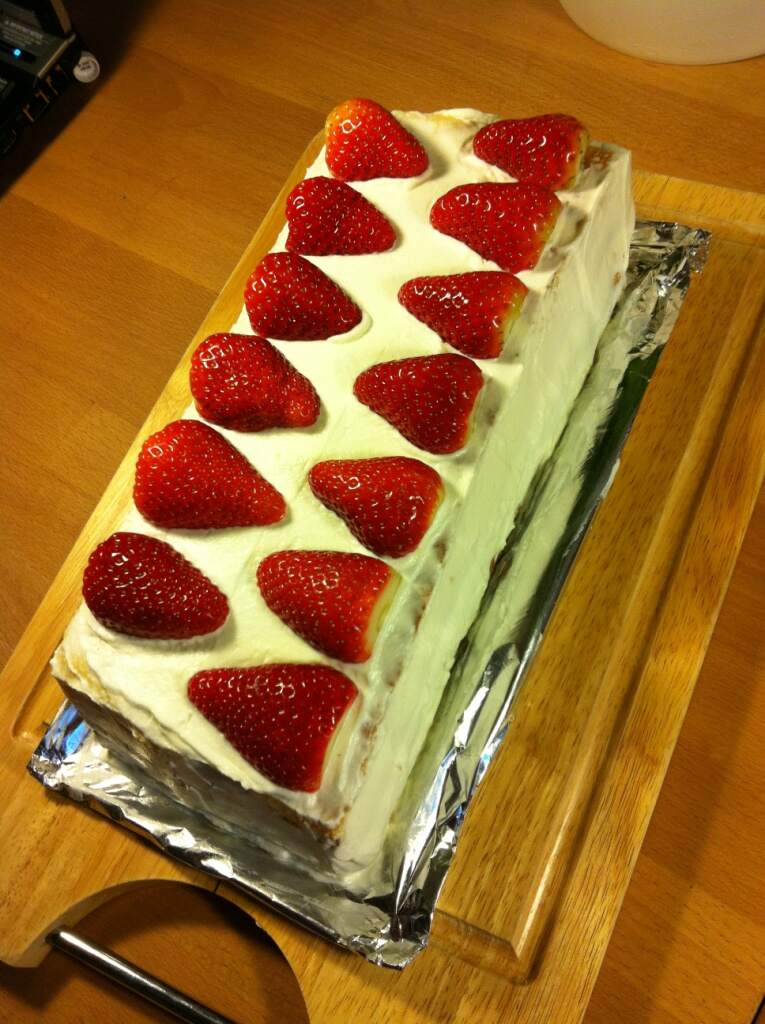 strawberry cake 1.JPG