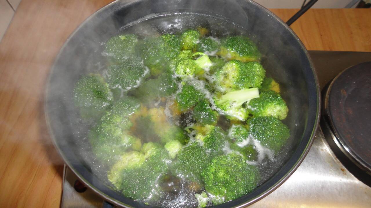 西兰花的花部烧汤，根部可以留着凉拌。烧水放汤块煮西兰花