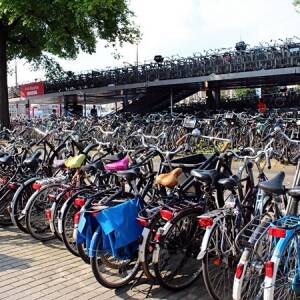 在荷兰自行车不能随便停路边，不然分分钟被政府没收！