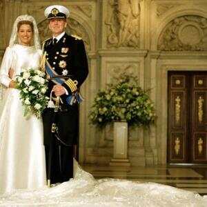 高大上与白富美的集合，英国皇室各大潮流婚纱大比拼