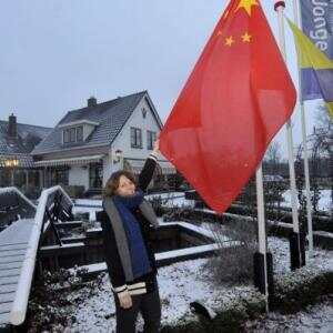 旅馆前升起五星红旗，羊角村成中国村？